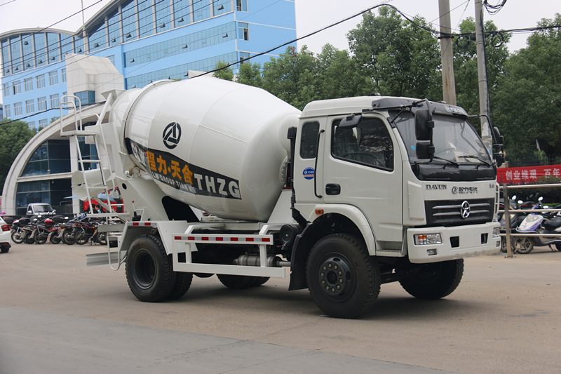 大運(yùn)運(yùn)隆5方攪拌車(chē)