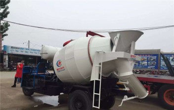 三輪攪拌車