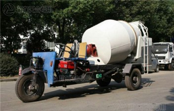 三輪攪拌車
